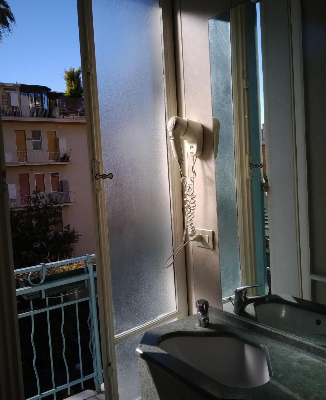 Hotel Lucciola Bordighera Buitenkant foto